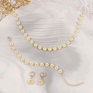Daisy Flower Necklace and Earring Set